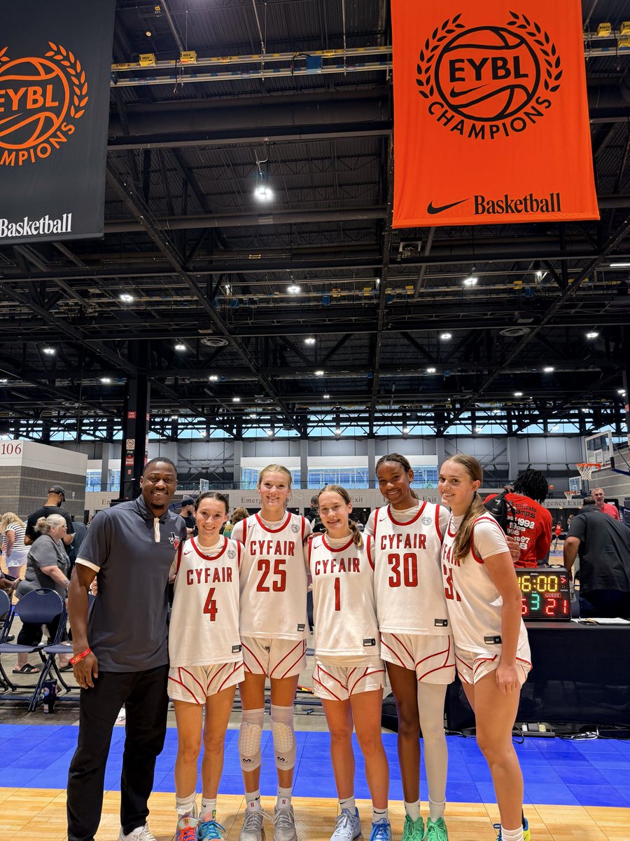 KT_Taylor15's tweet photo. We found ourselves with just five players in our final tournament of the season … AND we are headed into day 2 of bracket play in the elite 8!! After a decisive win over Her Elite yesterday.   Dont miss us! We battle again at 10:15a court 19 at the McCormick Place CC.  #fivestrong #neversaynever @CoachPaulHarvey @RJPair @CyFairDallas