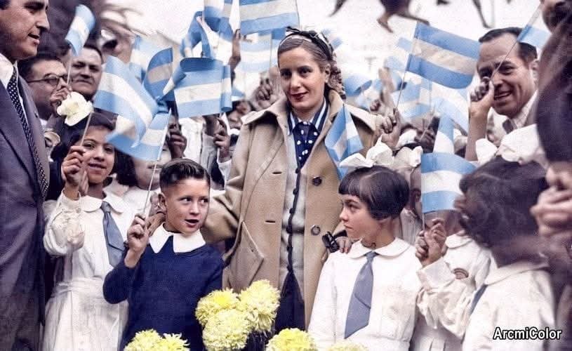 Leandrodlopez's tweet photo. "Nuestra patria dejará de ser colonia o su bandera flameara sobre sus ruinas" 

Eva Perón, inmortal. 🇦🇷 https://t.co/1D8U8dtUY9