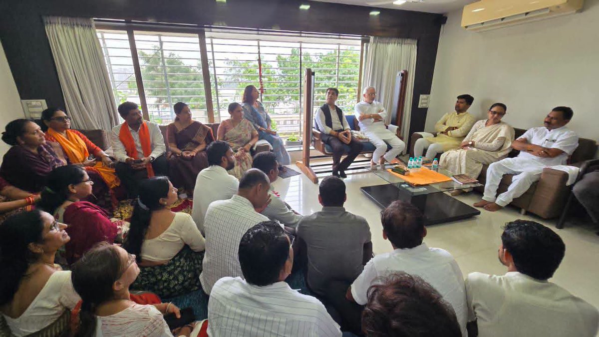 prafulpbjp's tweet photo. આજરોજ કામરેજ સ્થિત મારા નિવાસસ્થાને ભારતીય જનતા પાર્ટીના ઊર્જાવાન પ્રદેશ અધ્યક્ષ માનનીય શ્રી @iJagdishBJPજી તથા પક્ષના હોદ્દેદારોની આત્મીયપૂર્ણ મુલાકાત બદલ હૃદયપૂર્વક આભાર... https://t.co/jjQSty6euG