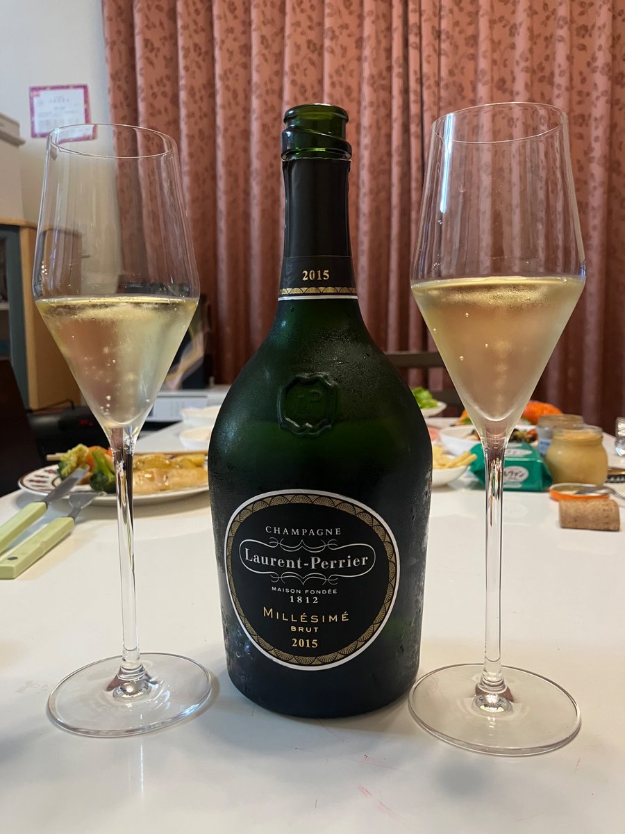 bilingualrapper's tweet photo. 🥂初めてのローランペリエ。2015年。
ボトルも素敵！フルートグラスに飽きたこの頃、グラスも新調しました！
シャンパンも古めのヴィンテージに惹かれるようになってきた🍾 https://t.co/ahPMJ5OxYY