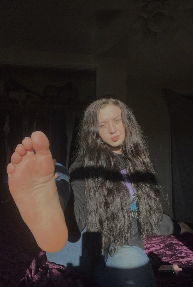 GoddessLottx7's tweet photo. Good morning footboys, who wants to worship my feet and soles. 👣 https://t.co/GgiWKSPjLM