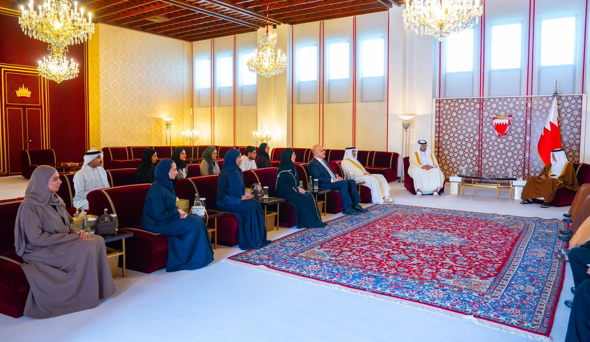 bna_ar's tweet photo. لدى لقاء سموه الفرق الطلابية الفائزة في مسابقة "ستارت أب بحرين – جامعة البحرين "..  سمو ولي العهد رئيس مجلس الوزراء:  دعم الابتكار وريادة الأعمال وتعزيز البيئة المحفزة للمواهب والكفاءات الوطنية يمثل نهجًا راسخاً ضمن مسيرة البناء والتطوير

https://t.co/0uyEZdH5w0 https://t.co/4jugkdClJ5