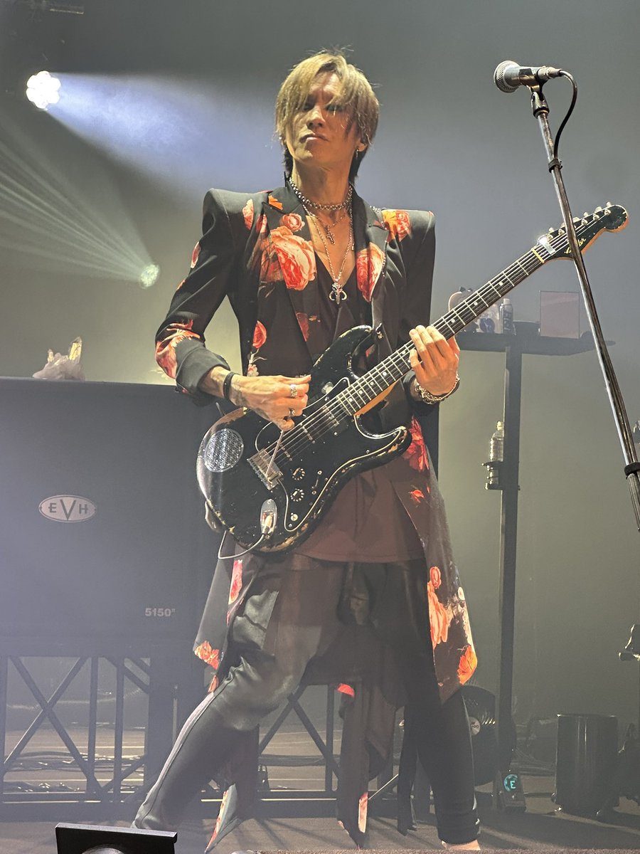 JAN_tgads82's tweet photo. SUGIZOは本当に絵になるギタリストだよなあ…もっと凄い枚数撮れてるけど、とりあえず杉様単体は3ポストで
#LUNAPIC
#LUNASEA
#SUGIZO https://t.co/GfWvhFP4K4