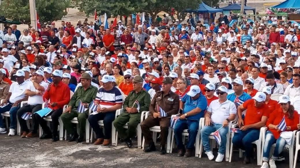 QueipoRuiz's tweet photo. Con #HonorHolguinero se desarrolló en #Holguín el Acto Provincial por el Aniversario 73 del Asalto a los Cuarteles Moncada y Carlos Manuel de Céspedes, en el Consejo Popular de San Rafael del municipio de Holguín. 
#MiMoncadaEsLaPatria https://t.co/yvM4Du6aAD
