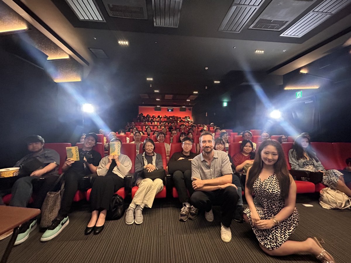 peacock_filmjp's tweet photo. 🎤 𝘿𝙄𝙍𝙀𝘾𝙏𝙊𝙍'𝙨 𝙌&𝘼 𝙞𝙣 吉祥寺
＿＿＿＿＿＿＿＿＿＿＿＿＿＿

7/26(日)アップリンク吉祥寺にて監督Q&A、サイン会を実施いたしました˳ᐟ 

顧客に出されたおしぼり、劇中歌「Unchained Melody」等についての裏話をたっぷりお話いただきました🎼 さらに監督の友人兼、共同プロデューサーの鳥居さんにも急遽ご登壇いただきました🎤

… が実は、鳥居さんは❝レンタル・プロデューサー❞ 監督の発案で「プロデューサーをレンタルしてみた」を実施いたしました👫日本取材時には叶わなかった監督念願のレンタル企画。観客の皆さまからもビックリ！の歓声が👏

今回のレンタル企画の様子は後日動画をアップ予定ですので、どうぞお楽しみに˳ᐟ 

ご来場いただいた皆さま、誠にありがとうございました🦚

#映画ピーコック  𝗡𝗢𝗪 𝗦𝗛𝗢𝗪𝗜𝗡𝗚
https://t.co/8WJ761qAj5