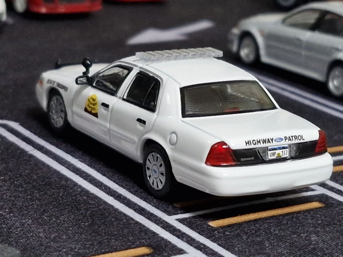 Ookura_YukinoV1's tweet photo. 596 Model フォードクラウンビクトリアユタ州高速道路パトロール車両🚓✨
シンプルな白に黄色の高速道路パトロールロゴがかっこいいパトカーだね
#596model
#Ford https://t.co/NKpYCgIcDn