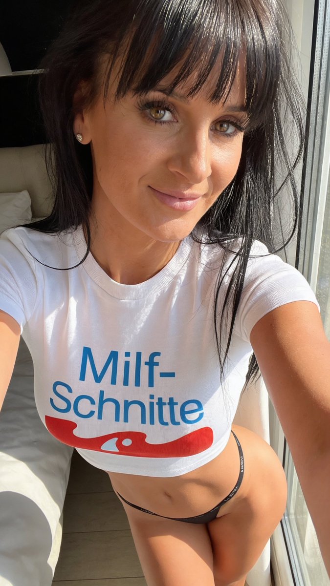 SandysMom84's tweet photo. Zu alt für T-Shirt und Unterwäsche-Posen im Sonnenlicht? Oder zu müde für gesellschaftliche Erwartungen? Sucht’s euch aus. https://t.co/14iLk5ezW0