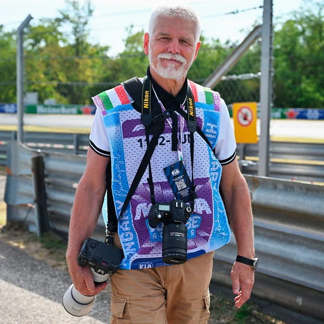 FormulaDirecta's tweet photo. 📸 El presidente de República Checa, Petr Pavel, ha acudido al Hungaroring como... ¡FOTÓGRAFO!

#F1 #HungarianGP 🇭🇺 https://t.co/8nOmC8gUnd