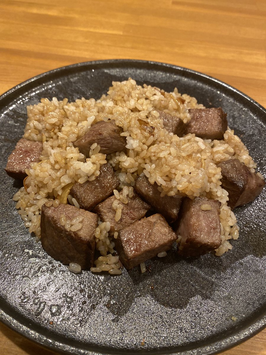 kaibutsukun1206's tweet photo. セコンドを終えて東京から帰って来たので厚さ4.5cmにカットした和牛650gで晩ごはん

仕込み1時間、火入れ30分

味はニンニク醤油、山葵塩、甘めのソースの3種でライスをかきこみ、残り2切れをガーリックライスにして完食

肉汁を残さず堪能するにはコレが1番

#明日から節制 
#趣味 https://t.co/yuaowl8pbM