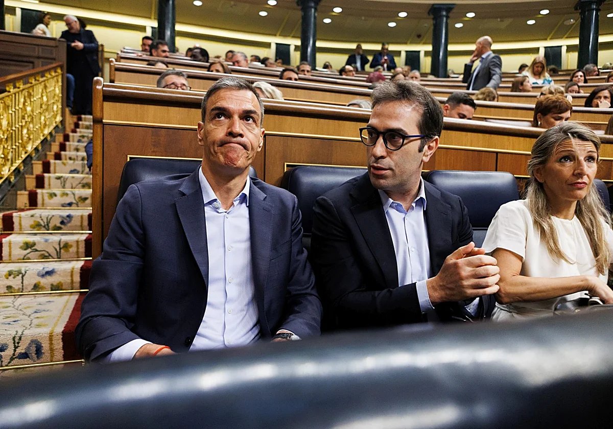 veintimillapie's tweet photo. El Gobierno licita el contrato para el escrutinio de los votos, vamos a un adelanto electoral, la situación del gobierno es insostenible. https://t.co/PKcF0YtwWS
