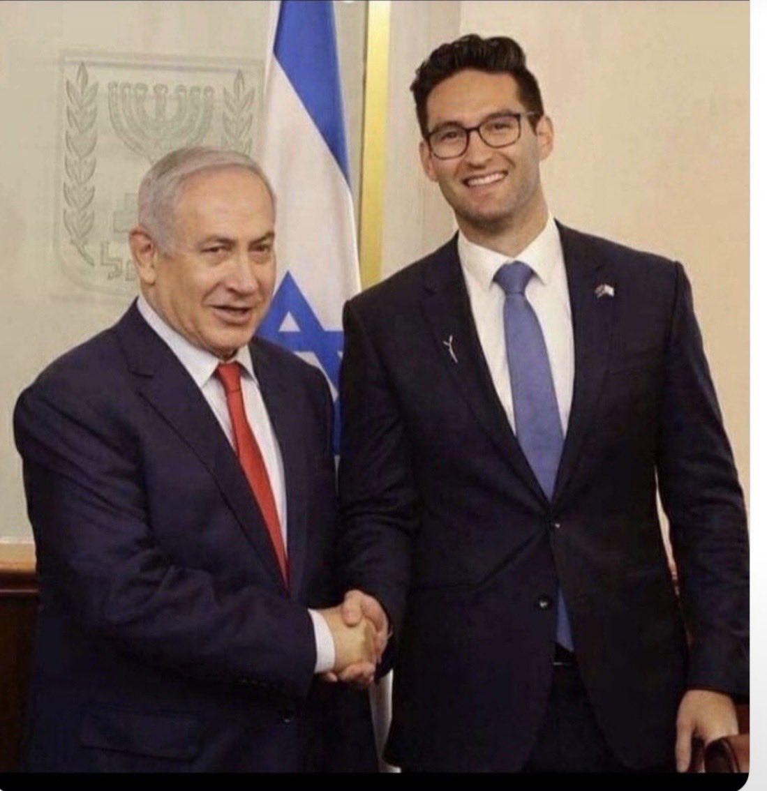 SaraJade_13's tweet photo. One day, Australian politicians photographed with this genocidal war criminal, will carry the shame of complicity. 20,000 Palestinian + babies & children murdered . #GazaGenocide https://t.co/idWbIkbAOn