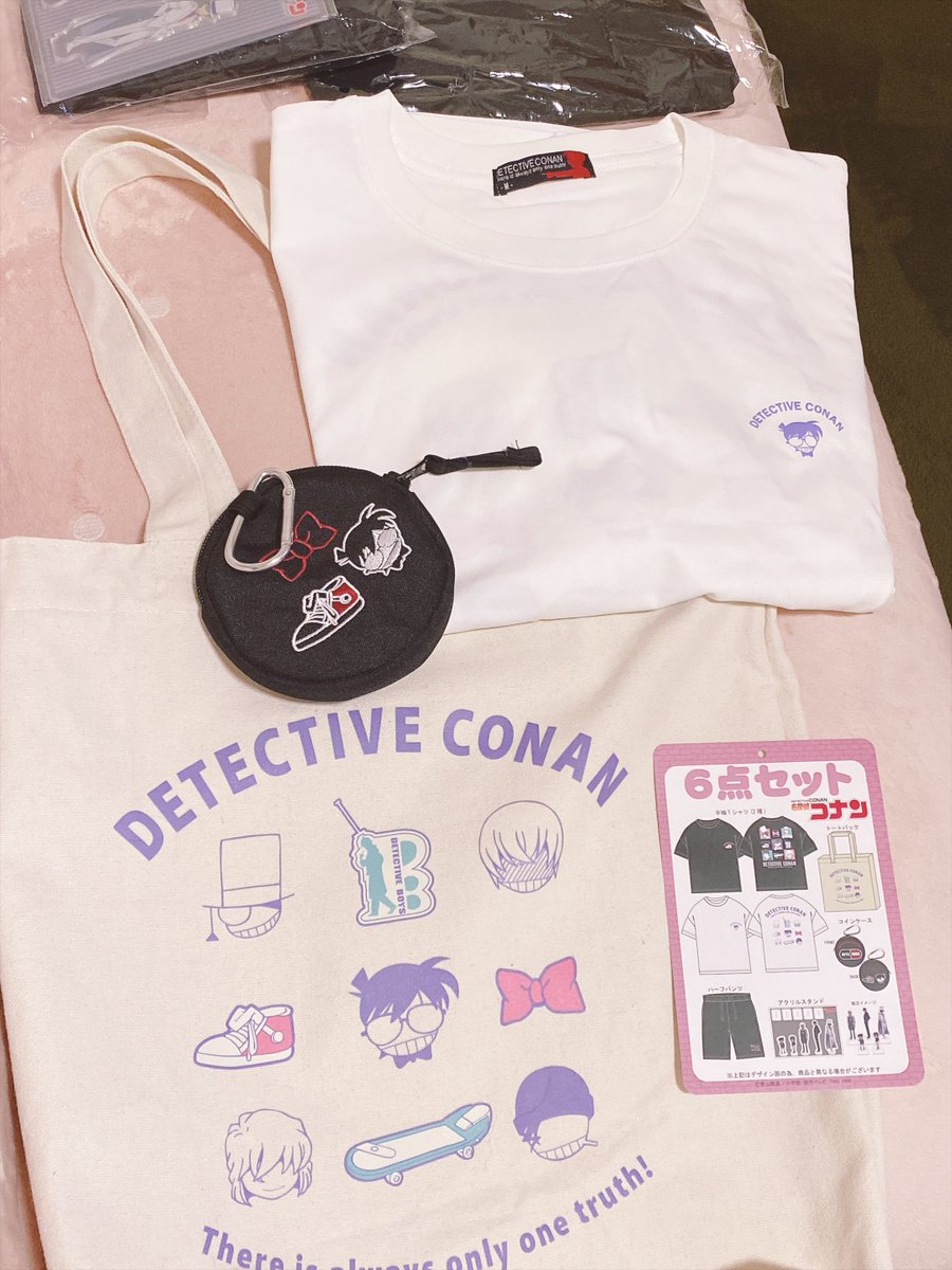 _skfw_'s tweet photo. 地元のしまむらでコナンの6点セットとかいうの見つけて買っちゃった！6個で3000円安すぎない？？？1個500円じゃん……
バッグと白T可愛すぎる〜〜
ただハーフパンツ、アクスタ、黒Tはそんなにアレなのでメルカリとかしようかと思っている…やったことないけど https://t.co/TEKwtKydeU