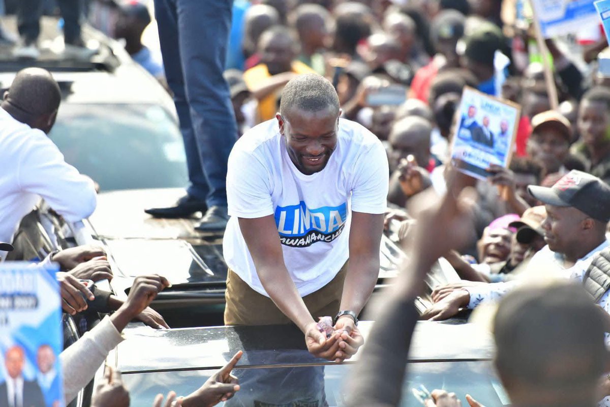 MissKwegah1's tweet photo. Edwin Sifuna doing what Wetangula and Mudavadi could not do all their political life. Galvanize the masses without bribing them with stolen money. In fact, it’s the masses empowering him.
Itakuwa moto!!!!
#LindaMwananchi
#SIFUNATION💫
#SIFUNATED https://t.co/77wUENHiiM