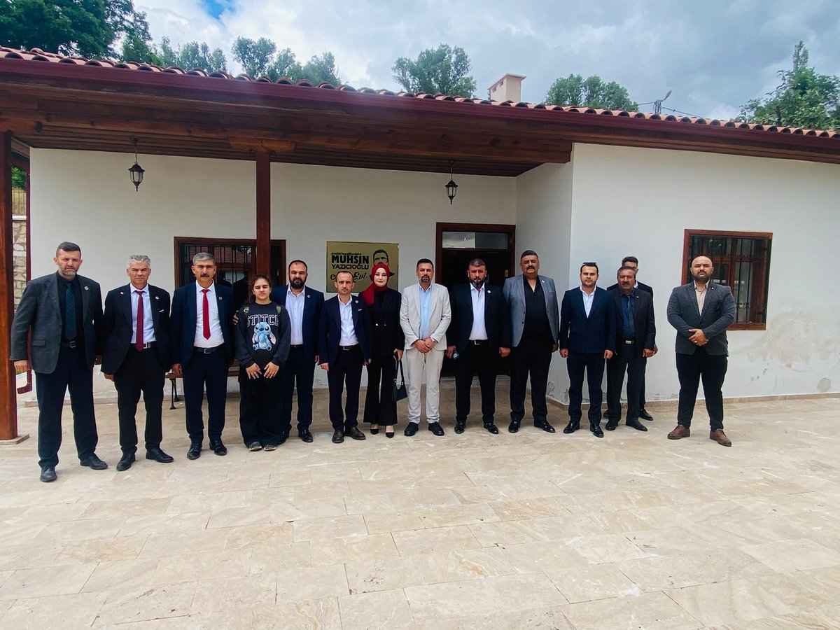 BBPKIRSEHIR_40's tweet photo. Sivas Şarkışla Elmalı Köyü 📍

İl Başkanımız Sayın Ali Boyacı il ve ilçe yöneticilerimiz Kadın Kolları İl Başkanımız Şehit Liderimiz Muhsin Yazıcıoğlu'nun Doğup büyüdüğü Elmalı köyünde Muhsin Yazıcıoğlu Anı evini Ziyaret Ettiler.

@Mustafa_Destici 
@TevfikEren06 https://t.co/PVKhwBbACk