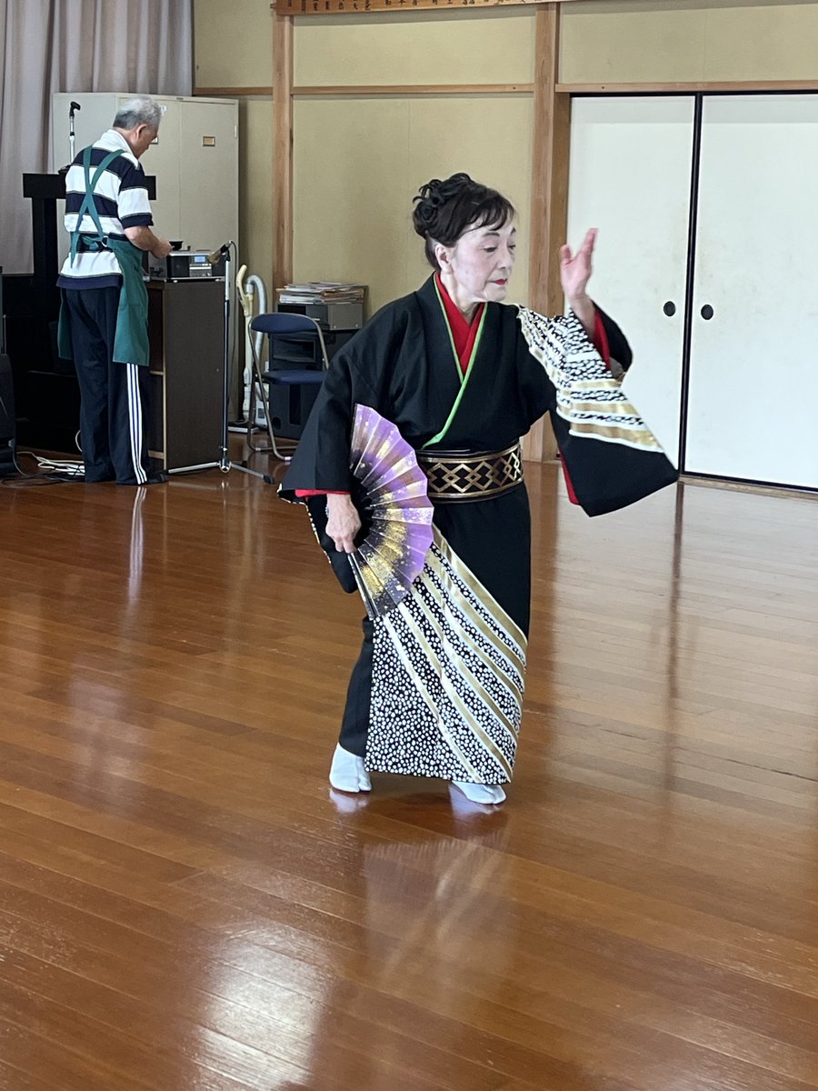 AY20190602's tweet photo. 本日　＃地域食堂ひまわりカフェ5周年イベント が開催され ＃地元犬成町会長 はじめご協力頂いている ＃高津農場の農場長　に参加して頂き開催されました✨
10周年目指して頑張りたいとスタッフ自ら玉すだれや日本舞踊を披露されました✨
＃市原市議会議員　＃吉田あけみ　＃公明党　＃げんきのこ https://t.co/wN4gF7x7NT