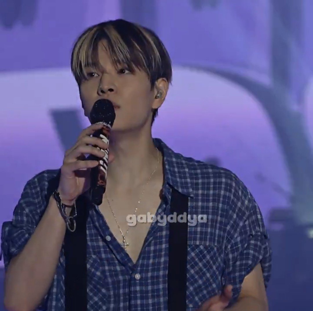 seungminisagod's tweet photo. "seungmin buttoned up his shirt"

well this isn't the first time he's done this 😭 it also happened with his burberry outfit, the next day he wore a tank top underneath the sheer shirt. seunghistory really repeats itself 😂😭 https://t.co/0jMuFGdh7W