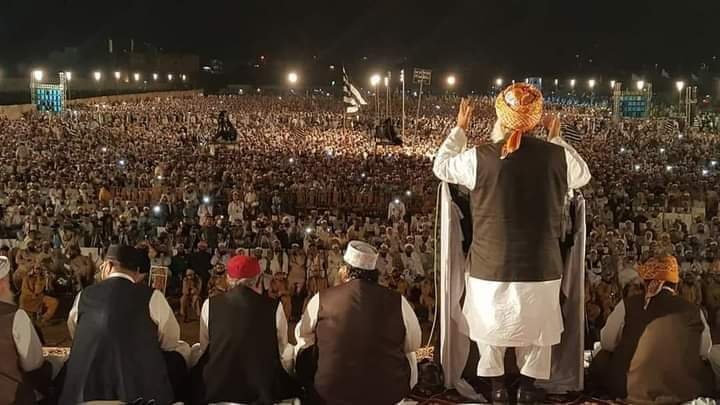 HameedDir_v's tweet photo. یہ رشتہ مفاد کا نہیں، اعتماد اور جدوجہد کا ہے۔

#عوام_مولانا_کے_سنگ
#حق_کی_آواز_جمعیت
#نکے_دا_پروپیگنڈا
#شہدابہانہ_خزانہ_نشانہ
#ذخائر_کے_چور https://t.co/MS3d1Ak3cB