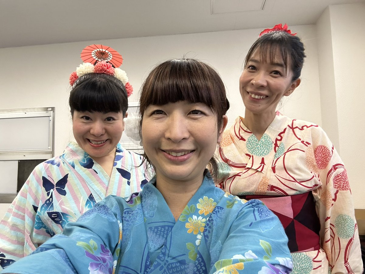 zakuro_chindon's tweet photo. 【昨日ざくろ日和】
沼津医師クラブ納涼晩餐会にて演奏させていただきました✨上口龍生さんのマジック、ラパン・アジルさんのお料理、第69回沼津夏まつり・狩野川花火大会と、沼津の夏を満喫🎆
手拍子や参加コーナーでも会場を盛り上げてくださり、ありがとうございました😊✨
#ちんどんバンドざくろ https://t.co/9kiRwoaZbT