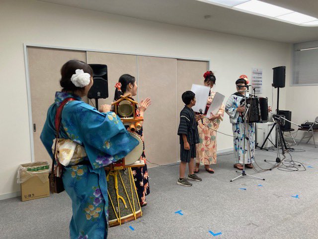 zakuro_chindon's tweet photo. 【昨日ざくろ日和】
沼津医師クラブ納涼晩餐会にて演奏させていただきました✨上口龍生さんのマジック、ラパン・アジルさんのお料理、第69回沼津夏まつり・狩野川花火大会と、沼津の夏を満喫🎆
手拍子や参加コーナーでも会場を盛り上げてくださり、ありがとうございました😊✨
#ちんどんバンドざくろ https://t.co/9kiRwoaZbT