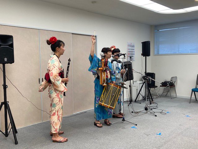 zakuro_chindon's tweet photo. 【昨日ざくろ日和】
沼津医師クラブ納涼晩餐会にて演奏させていただきました✨上口龍生さんのマジック、ラパン・アジルさんのお料理、第69回沼津夏まつり・狩野川花火大会と、沼津の夏を満喫🎆
手拍子や参加コーナーでも会場を盛り上げてくださり、ありがとうございました😊✨
#ちんどんバンドざくろ https://t.co/9kiRwoaZbT