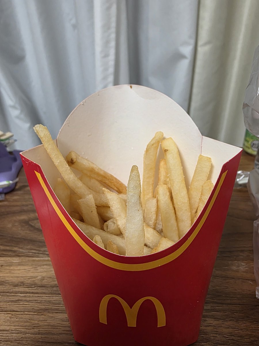ghosttown326_'s tweet photo. ポテトLでこれは草…
少な…w https://t.co/8XQlt7D6R1