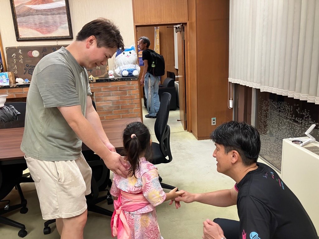 numatakazutoshi's tweet photo. かっぱ祭りは、残念ながら雷雨により途中で中止となりました。
またしても無念です。
残りの催しが無くなったことから、市役所２階を開放。
集まった皆さんには一人ひとりに声をかけさせていただきました。
そこで新たな出会いも生まれました。
どうもありがとうございました😭

#うしくさんぽ https://t.co/2uYegUFqFB