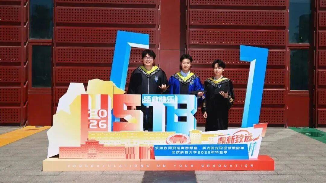 Anne40554429's tweet photo. Graduation check: cap u0026 gown on, diploma in hand, and a suitcase full of chaotic, perfect college memories ready to unpack. https://t.co/TVYqXinjyd