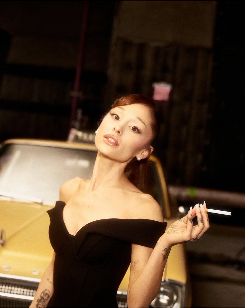 infoari's tweet photo. 🚨 MEU DEUS: Ariana Grande para o clipe de “petal”. https://t.co/8DfohbWCT9