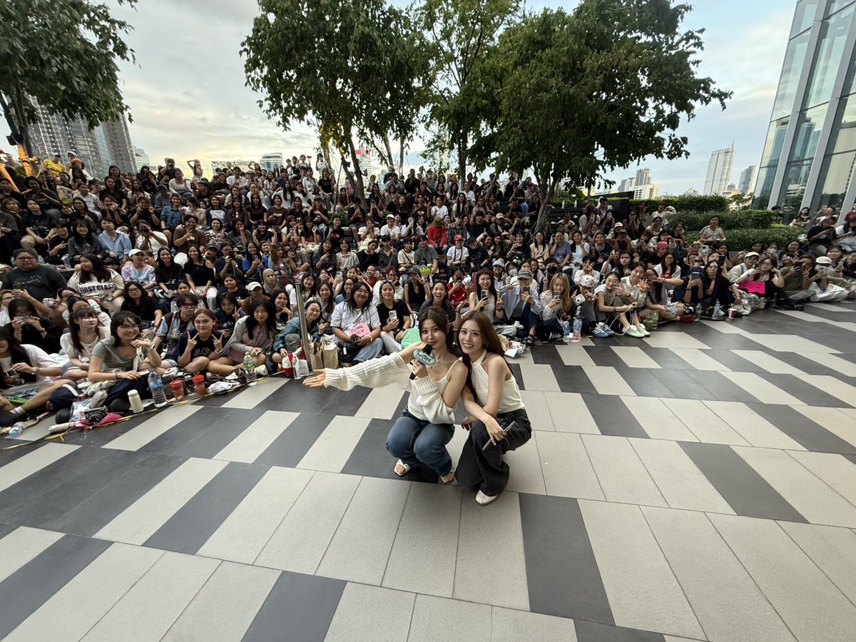 GmmtvShop's tweet photo. ป่าน-ฟ้อนด์ ขอบคุณทุกคนที่มาหาพวกเรากันมากๆเลยนะคะ ดีใจที่ได้เจอทุกคนเลย เดินทางกลับบ้านกันดี ๆ นะคะ

@itspahnthitta @fond3cember 

#งานมหกรรมนิยายนานาชาติ2026xPahnFond 
#GMMTV https://t.co/XE3sSgPdqo