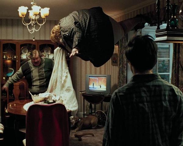 PotterWorldUK's tweet photo. 6 August 1993: During dinner Aunt Marge upsets Harry so much that he accidentally blows her up like a balloon. https://t.co/I2hL1uiUG0