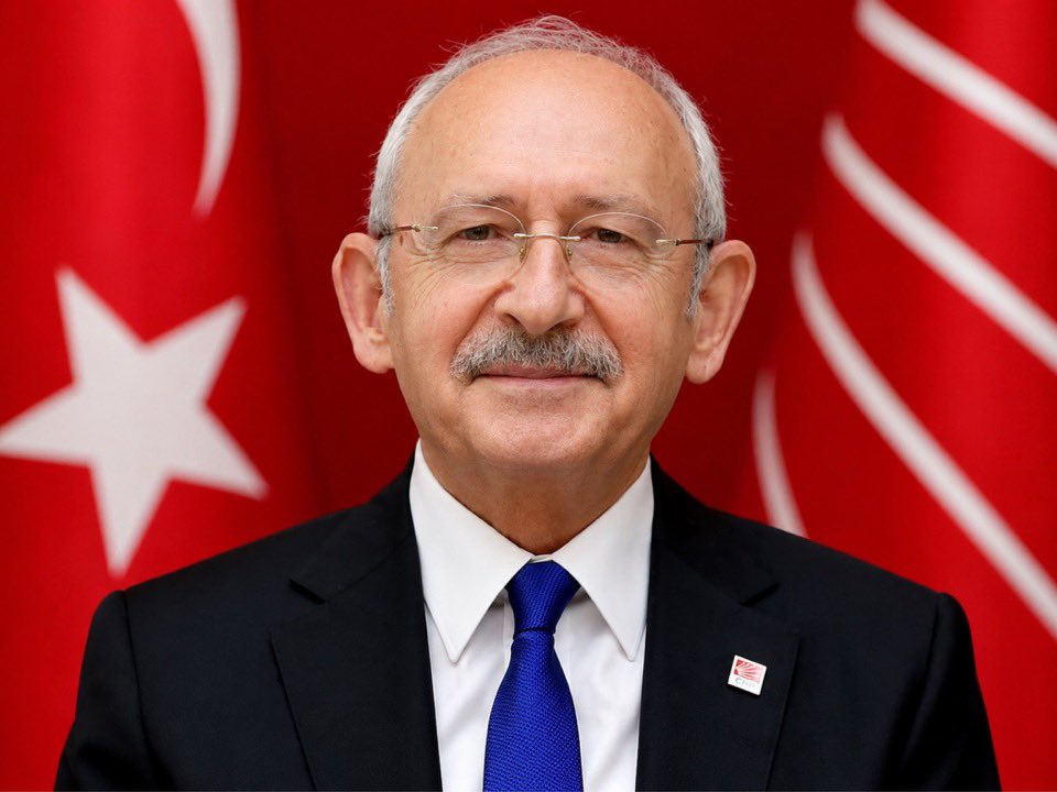 incecitayfa's tweet photo. Fatih Altaylı kitabın ortasından konuşmuş; 

"Daha da CHP yazmam.

Sevgili okurlar, bundan böyle CHP ile ilgili çok önemli bir gelişme olmadıkça bu parti ve kayyumları ile ilgili bir şey yazmayı düşünmüyorum.

Nasıl ki, diğer küçük ölçekli partiler hakkında her gün bir şey yazmıyorsak, oyu İYİ Parti’nin hatta belki Zafer Partisi’nin bile altına düşmüş, hiçbir siyasi ağırlığı olmayan bir partiyi sürekli gündeme getirmek istemiyorum.

BBP’yi ne kadar yazıyorsak, CHP’yi de o kadar yazarız bundan sonra."