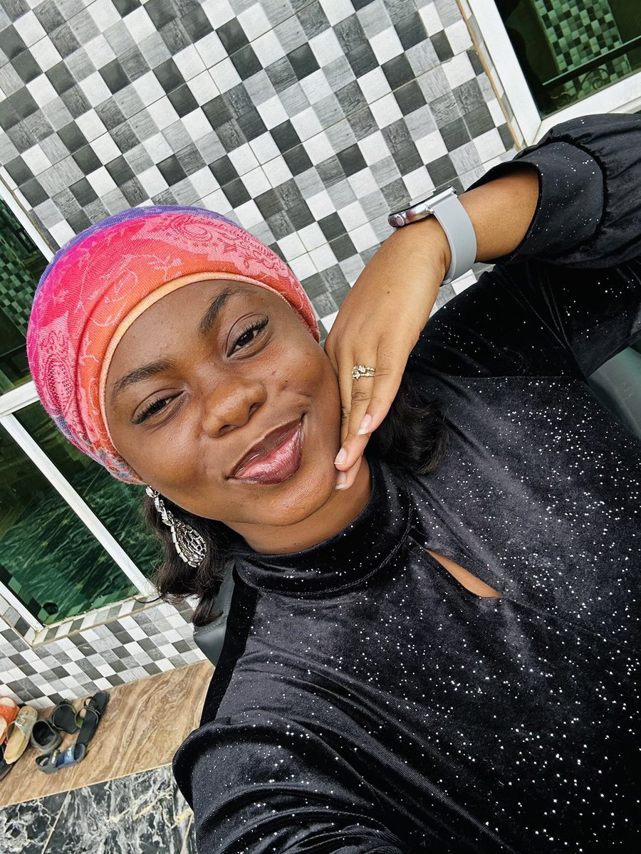 Favour_Sparkle3's tweet photo. Mid-year Thanksgiving Edition: A black dress 🙃 Luscious lips😌 and A Pretty Smile 😊❤️ https://t.co/4Bj9Bf4LIO