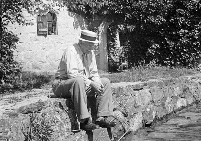 literlandweb1's tweet photo. “Tus visiones se volverán claras sólo cuando puedas mirar dentro de tu propio corazón. Quién mira afuera, sueña; quién mira adentro, despierta”.
Carl Jung https://t.co/ccjQDxsJrt