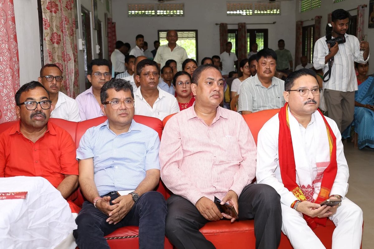 SantanuPuzari's tweet photo. ভাৰতবৰ্ষৰ যশস্বী প্ৰধানমন্ত্ৰী নৰেন্দ্ৰ মোদী ডাঙৰীয়াৰ ১৩৬ সংখ্যক 'মন কী বাত' আজি টীয়ক বিধানসভা সমষ্টিৰ অন্তৰ্গত ৩৮ নং বুথৰ 'নেইমছ' কলেজত ভাৰতীয় জনতা পাৰ্টি অসম প্ৰদেশৰ মাননীয় সভাপতি শ্ৰীযুত দিলীপ শইকীয়া ডাঙৰীয়াৰ লগত একেলগে শ্ৰৱণ কৰাৰ সৌভাগ্য হ'ল।

@DilipSaikia4Bjp https://t.co/WlPDcLJxg5