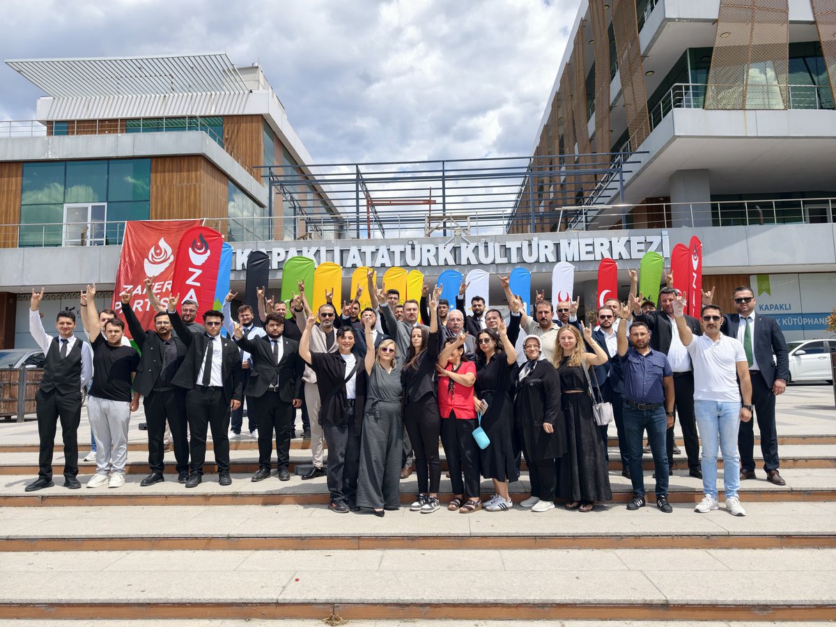 zaferpartisi59's tweet photo. Kapaklı'da bir kez daha gördük ki; Türk milliyetçileri dimdik ayaktadır!

Büyük bir inanç, yüksek bir kararlılık ve sarsılmaz bir dava şuuru ile gerçekleştirdiğimiz Kapaklı İlçe Kongremizi birlik ve beraberlik içerisinde tamamladık.

Bu kutlu davaya gönül veren, salonu dolduran, emeğiyle ve yüreğiyle yanımızda olan tüm dava arkadaşlarımıza teşekkür ediyoruz.

Türk milletinin hak ettiği güçlü Türkiye'yi inşa edene kadar; Atatürk'ün izinde, Cumhuriyet'in değerlerinden taviz vermeden, Türk milliyetçiliğinin sancağını daha da yükseğe taşımaya devam edeceğiz.

Birlikte daha güçlüyüz, birlikte başaracağız!

Ne Mutlu Türk'üm Diyene! 🇹🇷
