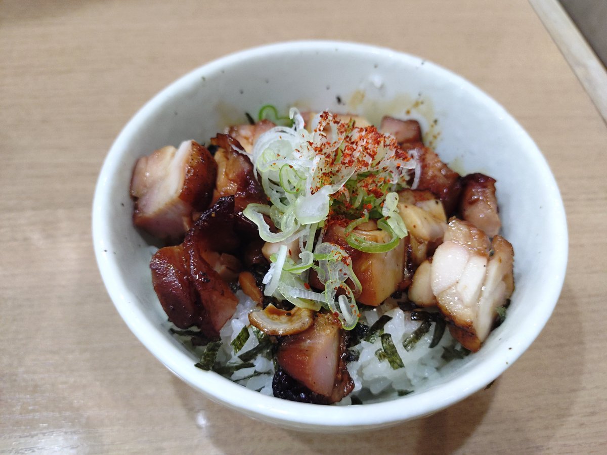 U_K1984's tweet photo. 麺屋 くろ松

鯛出汁冷やし和えつけ麺 (醤油)
大盛
鶏モモ炭火焼き丼

前回は塩だったので今回は醤油
醤油も美味いけどやっぱり塩だな

鶏モモはいい焼き加減でその辺の焼き鳥屋より美味い https://t.co/3XZEyfdpGx