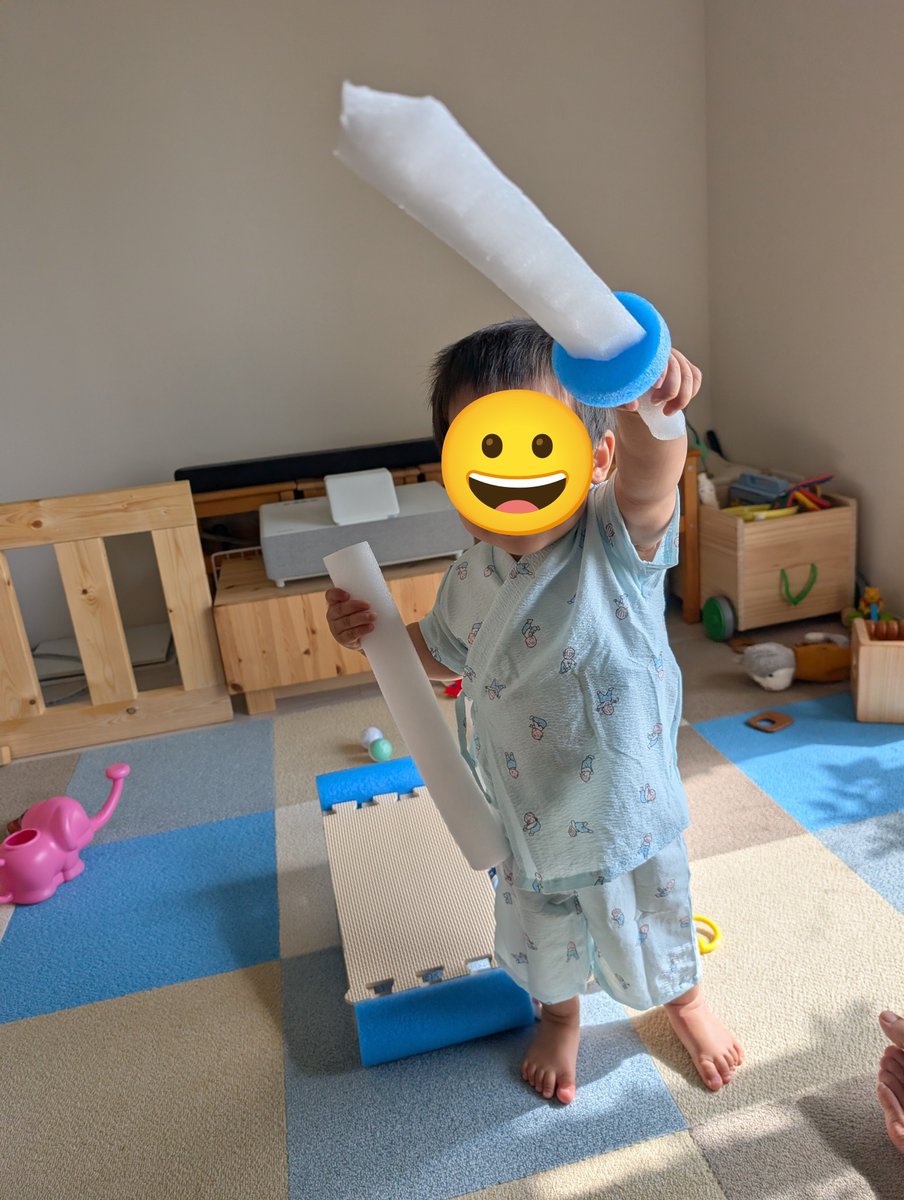 bigmaccer89's tweet photo. プールスティックから剣をでっち上げました。
1歳児にとっても剣はカッコいいものらしく、「オォー」と感嘆してました。 https://t.co/oQSNiYUozR