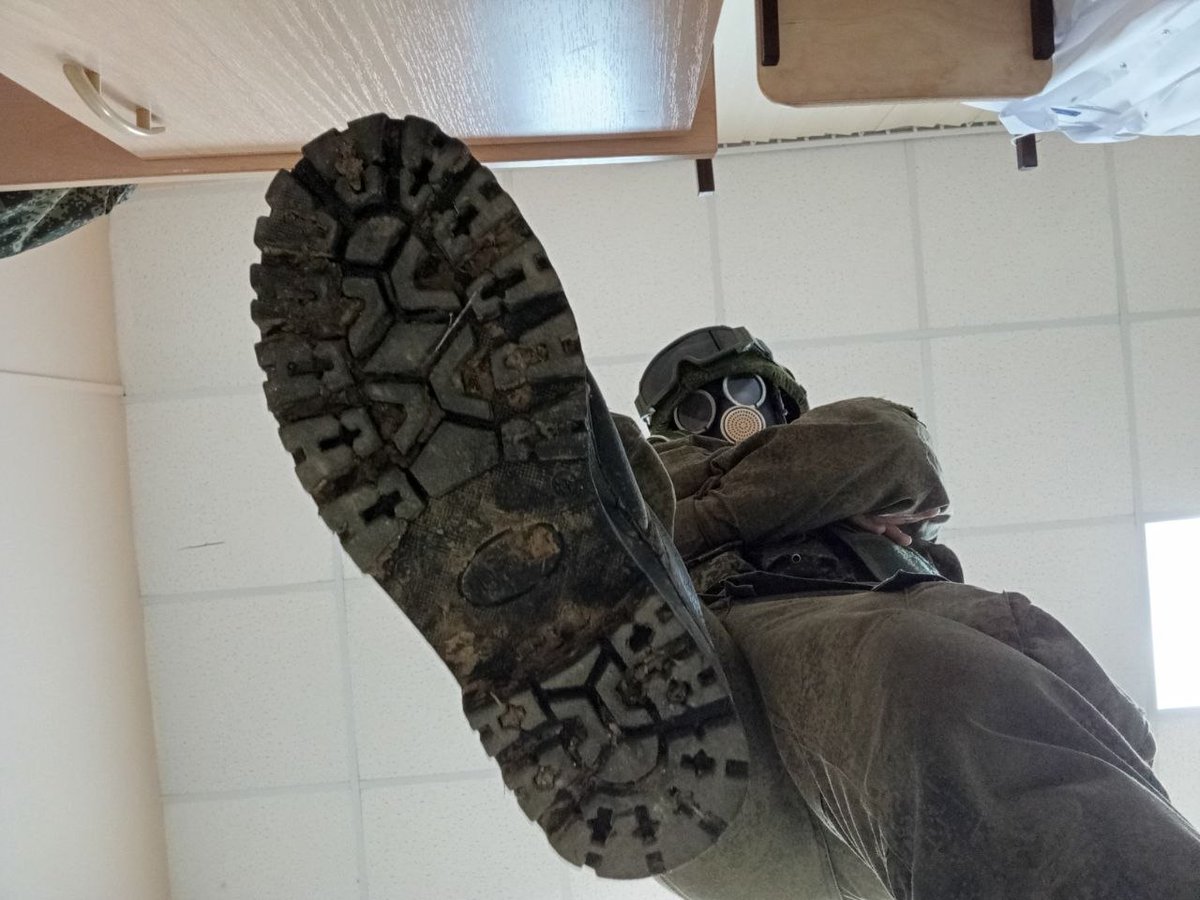 Volodiag5uo's tweet photo. Macro Summer day 56
#NormalSeni #GasMask #Macro #Boots https://t.co/KRDyEjKpkB
