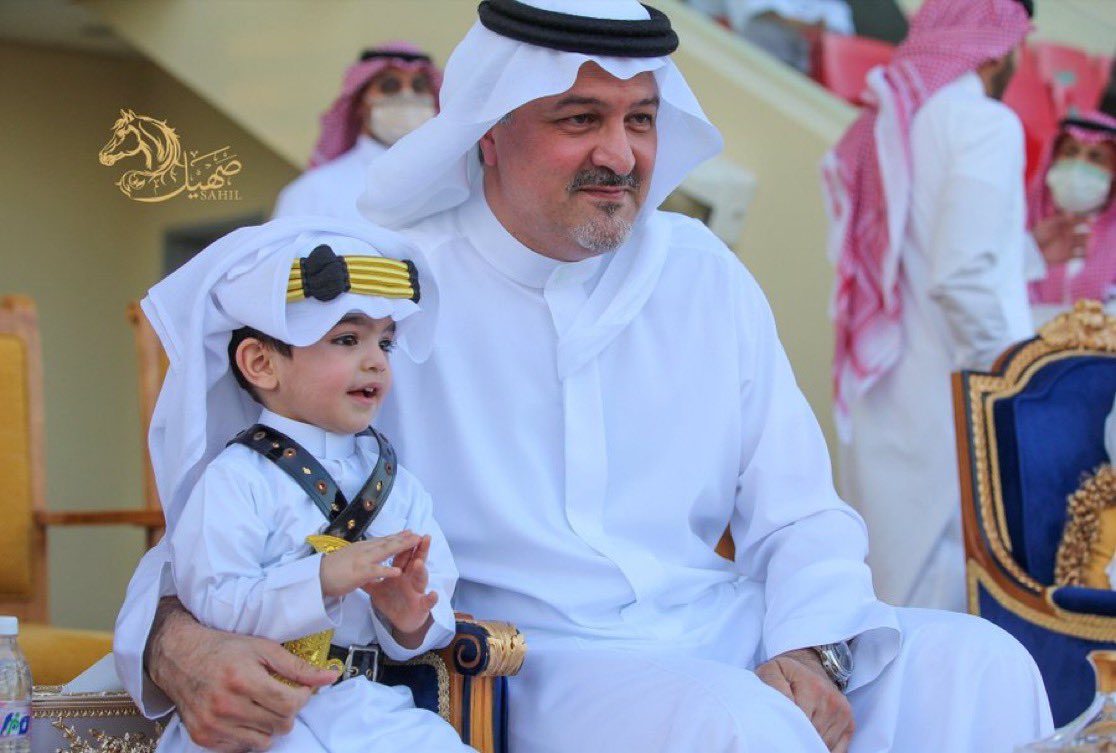 m_haladwani's tweet photo. #الفروسية_السعودية.. تاريخ عريق ونهضة حديثة

تجسد الفروسية السعودية معاني الفخر والأصالة، وتعكس الهوية العربية الراسخة التي ارتبطت بالخيل عبر التاريخ، لتواصل اليوم حضورها المشرق بدعم القيادة الرشيدة واهتمامها الكبير بهذه الرياضة العريقة.
ومن #ميدان_الملك_خالد لسباقات الخيل بالطائف، أحد أجمل ميادين سباقات الخيل في المملكة، والذي يحتضن السباقات #منذ_عام_1965، سعدنا بلقاء مميز اتسم بالود والألفة مع صاحب السمو الملكي الأمير #بندر_بن_خالد_الفيصل، رئيس مجلس إدارة الهيئة العليا للفروسية ورئيس مجلس إدارة نادي سباقات الخيل، وصاحب تاسمو الملكي الأمير #عبدالعزيز_بن_أحمد_بن_عبالعزيز، وأميرنا المحبوب صاحب السمو الملكي الأمير #فواز_بن_سلطان_بن_عبدالعزيز محافظ الطائف.

وخلال اللقاء، قدّم الحفيد #ناصر_بن_أحمد_المضايفي_العدواني هدية تذكارية لسمو الأمير بندر، عبارة عن برواز يضم صورة تجمعهما قبل عدة سنوات، وقد استقبلها سموه بكل ترحيب، معبرًا عن اعتزازه بها وتذكره لتلك المناسبة. 
وكانت الصورة قد زُينت بأبيات للشاعر الكبير #حامد_الشريف (أبو هاشم)، وأبدى سمو الأمير بندر نقل رغبته في أن يكتب #أبو_هاشم قصيدة جديدة تضاف إلى القصيدة الأولى.
قال #أبو_هاشم عند مشاهدة للصورة الأولى هذه الأبيات:
"ما بين #ناصر والأميرْ
وحضورْ ليس لهُ نظيرْ
شعّت لناصر بسمةً
تهدي التحايا للحضورْ
بعقاله #القصب الجميل
عقال #فيصلنا الكبيرْ
وكأن خنجره يقول 
لله درك يا صغيرْ
مثلت طائفنا الجميل
تمثيل ربانٍ خبيرْ
ولا غرابة يا فتي
أميرٌ انت ابن أميرْ."

كان لقاء بهيج أدخل السرور على نفوس الجميع، ولا سيما الحفيد ناصر، كما تشرفت بالسلام على سمو الأمير فواز بن سلطان، الذي يجسد بأخلاقه الرفيعة وتواضعه الجم صورة المسؤول القريب من الجميع، في مشهد يعكس ما تحظى به محافظة الطائف من اهتمام ورعاية في مختلف المجالات، وفي مقدمتها رياضة الفروسية.
@horsesnewsnet 
@saheel2010 
@BandarKAlfaisal 
#نادي_سباقات_الخيل