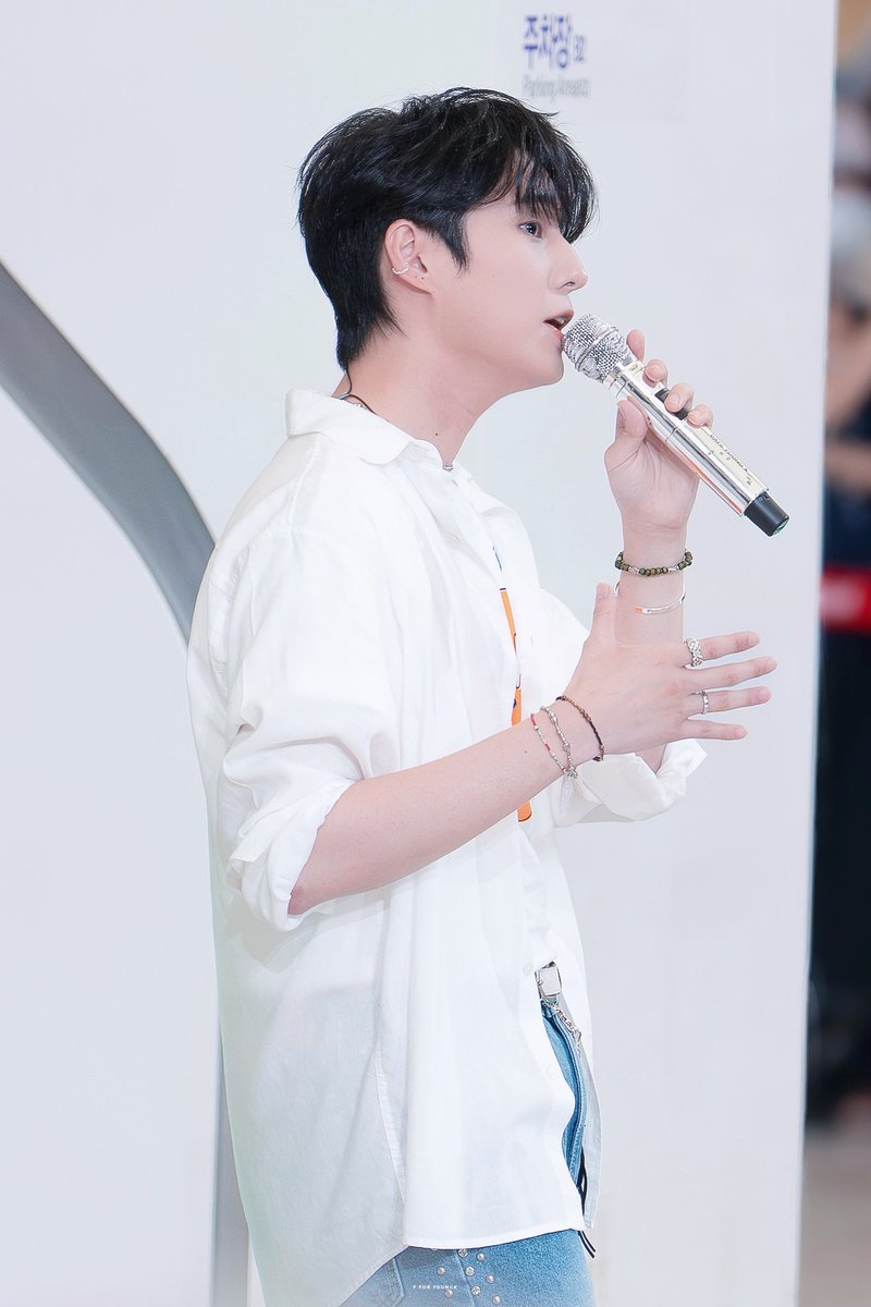 fromyzerok's tweet photo. 260726 YOUNGEST 버스킹

#영케이 #YoungK #데이식스 #DAY6 https://t.co/Gz4ECiqWJD