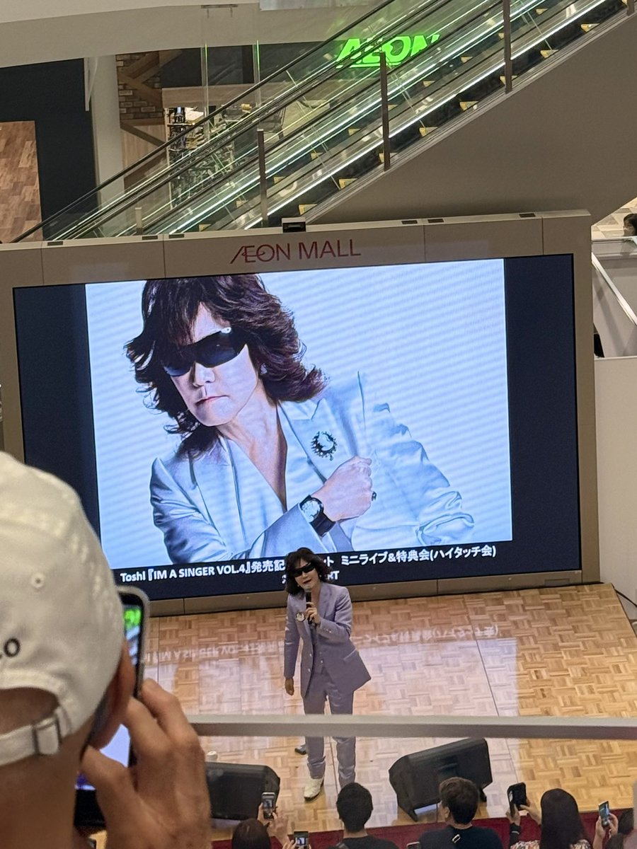 sk13eo1m's tweet photo. フェスではないですけれども今日ToshIさんのミニライブ観に行きました！
産まれる前から英才教育受けてきたので生で歌声聞けて感動しました…！！
#ファインドアウター https://t.co/gb1XjjTGPG