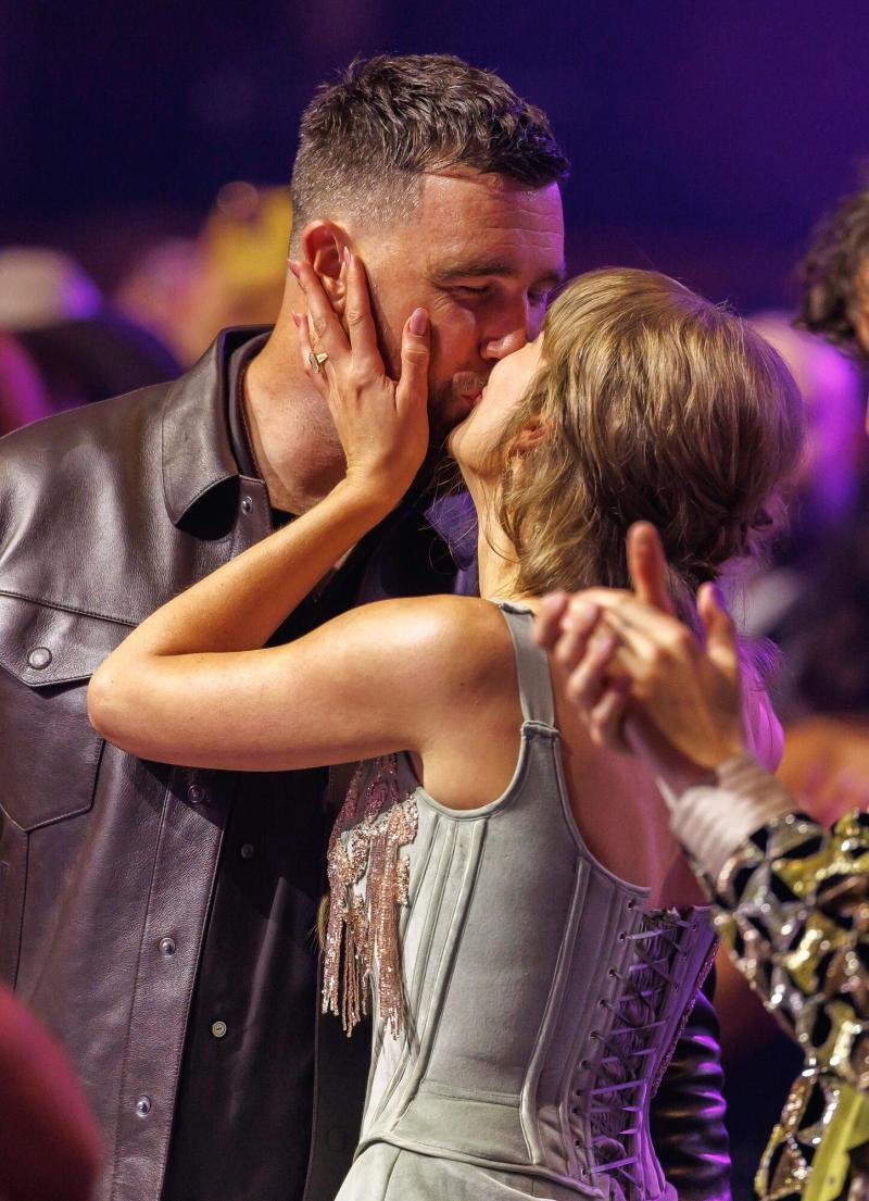TheTSDaily's tweet photo. 🔙 | 3 years ago today, Travis Kelce shared that he made Taylor Swift a friendship bracelet with his phone number on it, but left The Eras Tour disappointed after he couldn't give it to her.

Fast forward to today, Taylor Swift and Travis Kelce are happily married. 🤍 https://t.co/ZkXm11iqYL