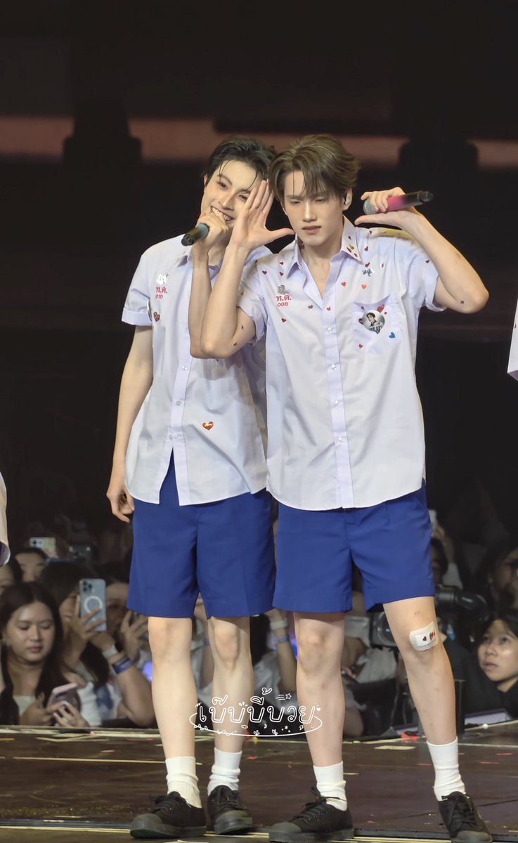 thisispyboss's tweet photo. เอเอเอนหัวเข้าไปหาภูด้วยซ้ำเหรอ ป้าจะเดรสสสสสสสสสสสสสาาาสค่ะ สเต็ปเพิ่นเนาะ คือเฮ้ดเป็นลูก คือเฮ้ดเป็นนนนนนนนนน (😭)

#PHUTATCHAI #AAashirakorn
#BUS_LIGHTASONE_D3 https://t.co/QzQrRiDKPx