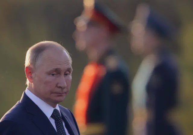 CasetaBosque's tweet photo. Se equivocó.

Vladimir Putin 🇷🇺 inició la invasión a Ucrania 🇺🇦 bajo una premisa bastante clara: Nadie sería capaz de llevar la guerra a Rusia 🇷🇺.

Ahora, 1613 días después, el ejército ucraniano 🇺🇦 está lanzando ataques de manera habitual contra el corazón económico del Kremlin 🇷🇺: Las refinerías rusas.