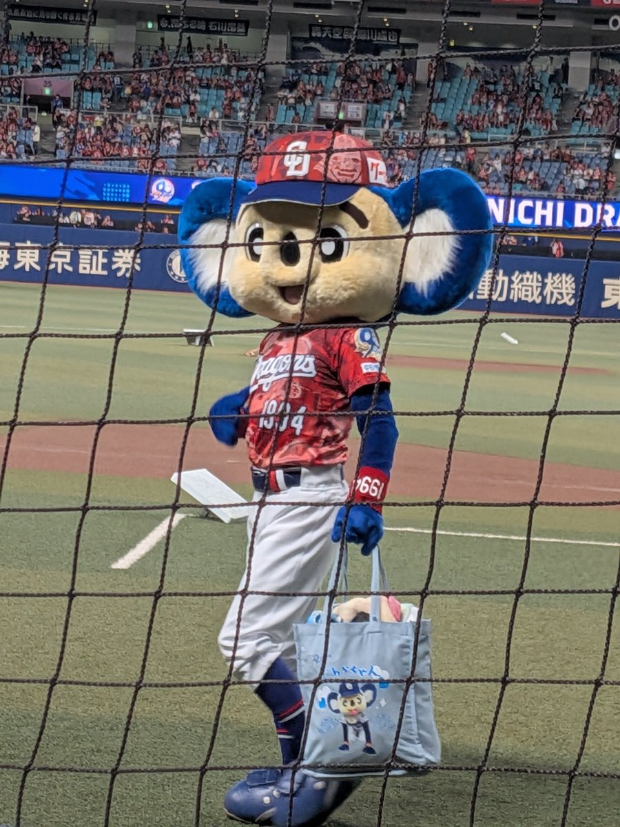 kenkurobsb's tweet photo. 今日のドアラも可愛かった⋯
そしてフォロワーさんのマネしてシュウマイ弁当を食べ、ブラックドアラも動きが面白かった⋯グランドウォーク対象の席だったので、グランドを歩いてきました。 https://t.co/8l1cktmJfw