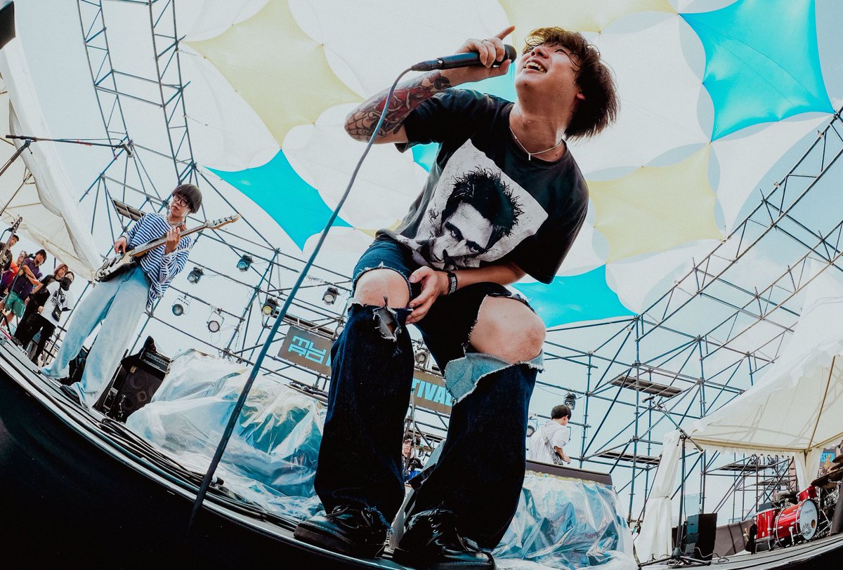 kobore_vo's tweet photo. 忘れられないことよりも
忘れていく方がよっぽど辛いからね。

また何度だってムロフェスに来て思い出せばいい。

2日目は最後までガチお客さんとして楽しみました。

沢山救われたから明日からまた少しだけ頑張れそう。
ありがとね。 https://t.co/zjmW8ETQCH