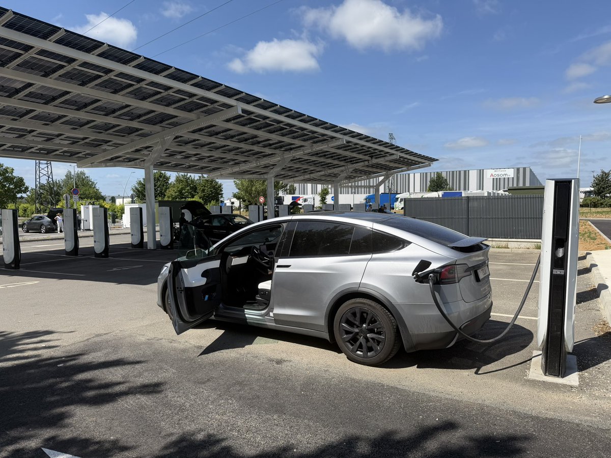 ArmandVervaeck's tweet photo. FSD testritten met mijn @Tesla ModelX AI4 van 10/24

Heb nu 1000 km 99,9% FSD gereden  in quasi alle mogelijke omgevingen (zelfs vanuit mijn garage) - van een fietsstraat, een dijkweg, provinciale wegen, gemeentelijke wegen, over alle mogelijke types verkeersdrempels, op express wegen en op snelwegen en ik begrijp van geen kanten waarom overheden dit superveilig, defensief rijdend autonoom systeem niet al gisteren goedgekeurd hebben. 

Het motief om dat voorlopig nog niet te doen is een louter revanchistische POLITIEKE keuze die NIKS te maken heeft met veiligheid.
Ter illustratie: ik heb op die 18 dagen dat ik er nu 1000 km mee gereden heb al meer “dank u’s” en “omhooggestoken duimen” gekregen dan in tientallen jaren voordien.

Om dat alles nog straffer te maken worden wij als bestuurder constant in de gaten gehouden door de cabine camera die nog veel strenger ingesteld staat dan voordien al ooit het geval was! 

De afwachtende houding tot goedkeuring in veel landen heeft maw geen bal met veiligheid te maken.