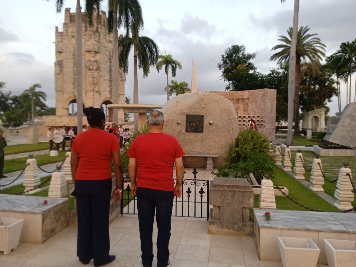 MINSAPCuba's tweet photo. 🇨🇺💐#RaúlEsRaúl  y @DiazCanelB dedicaron hoy ofrendas florales a los mártires del 26 de Julio en el 73 aniversario del asalto a los cuarteles Moncada y Céspedes. Honor y gloria eterna a quienes sembraron la semilla de la libertad.

#MiMoncadaEsLaPatria
 #100AñosConFidel https://t.co/LmfMYcPlQo