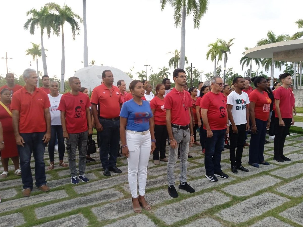 MINSAPCuba's tweet photo. 🇨🇺💐#RaúlEsRaúl  y @DiazCanelB dedicaron hoy ofrendas florales a los mártires del 26 de Julio en el 73 aniversario del asalto a los cuarteles Moncada y Céspedes. Honor y gloria eterna a quienes sembraron la semilla de la libertad.

#MiMoncadaEsLaPatria
 #100AñosConFidel https://t.co/LmfMYcPlQo