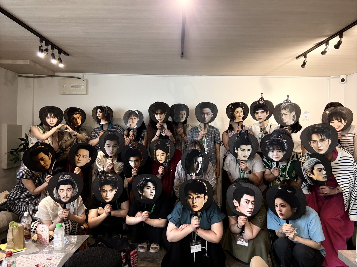 poupe_drama's tweet photo. 華ドラオフ会本当に楽しかったです✨
私が参加者になりたく幹事を引き受けてくださったホイメイさん（@Huimei816412 ）、本当にありがとうございました😭🙏
そして本気を出してクイズ大会で🥇になってyumiちゃんに怒られてごめなさい🤣
写真に撮りきれないお土産も皆様本当にありがとうございました🙇‍♀️ https://t.co/iNgaRJsiyj